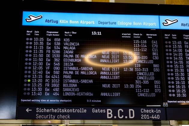 Worldwide IT breakdown effects for Cologne Bonn Airport 19 07 2024 Canceled, New time, Canceled on the display boards in the terminals The software update breakdown from the company CrowdStrike on Microsoft systems has also caused check-in failures at Cologne Bon Copyright: xBonn.digitalx xMarcxJohnx
