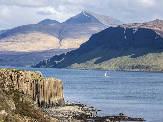 Single Red Sailing boat, Sea between Isle of Ulva and Isle of Gauze, Mt Ben More Mull in The back, Scotland, UK Copyright: imageBROKER AndreasxWerth iblawe10948328.jpg