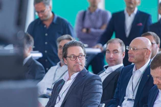 FES Presentation of the first fuel cell truck from FES GmbH Fahrzeug Entwicklung Sachsen FES GmbH has been involved in the development of fuel cell systems and their application in vehicles for more than seven years and will now register the first truck, weighing 18 tons, on the road among t