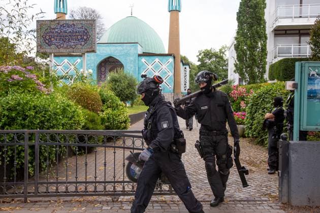 Islamic Center Hamburg IZH banned DEU, Germany, Hamburg Police operation and raid at the Islamic Center Hamburg IZH The center and other pro-Iranian institutions were banned in several federal states The IZH is suspected of having supported the banned terrorist organization Hezbollah Hamburg Hamburg Germany