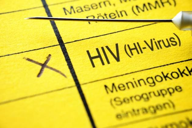 PHOTOMONTAGE, vaccination card with the lettering HIV, vaccination against HIV infection ** NUR FUER REDAKTIONELLE ZWECKE ** EDITORIAL USE ONLY **