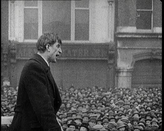 RECORD DATE NOT STATED Eamon De Valera Giving an Impassioned Speech to Crowds in the Irish Free State, 1922. From Time to Remember - Sitting Still And Going Slowly, 1922 (Reel 4); a review of events in 1922 including Irish Troubles, war between Greece and Turkey and developments in aviation and radio. Copyright:xBritishxPathexLtd HeritagexImagesxBritishxPathexLtdx IMAGO, ! ACHTUNG: AUFNAHMEDATUM GESCHÄTZT!  Copyright:BritishxPathexLtd HeritagexImagesxBritishxPathexLtdx IMAGO