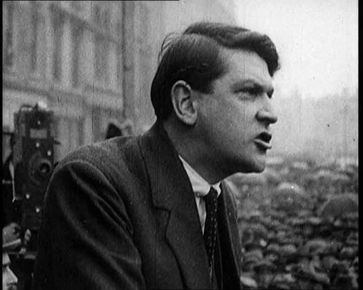 RECORD DATE NOT STATED Irish Chairman of the Provisional Government Michael Collins Giving a Speech to Crowds in the Irish Free State, 1922. From Time to Remember - Sitting Still And Going Slowly, 1922 (Reel 4); a review of events in 1922 including Irish Troubles, war between Greece and Turkey and developments in aviation and radio. Copyright:xBritishxPathexLtd HeritagexImagesxBritishxPathexLtdx IMAGO, ! ACHTUNG: AUFNAHMEDATUM GESCHÄTZT!  Copyright:BritishxPathexLtd HeritagexImagesxBritishxPathexLtdx IMAGO