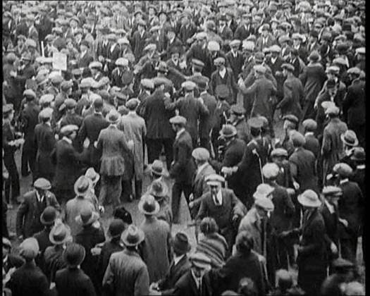 RECORD DATE NOT STATED Disruptions and Fighting Breaking Out in the Crowd During a Speech by the Irish Chairman of the Provisional Government Michael Collins, 1922. From Time to Remember - Sitting Still And Going Slowly, 1922 (Reel 4); a review of events in 1922 including Irish Troubles, war between Greece and Turkey and developments in aviation and radio. Copyright:xBritishxPathexLtd HeritagexImagesxBritishxPathexLtdx IMAGO, ! ACHTUNG: AUFNAHMEDATUM GESCHÄTZT!  Copyright:BritishxPathexLtd HeritagexImagesxBritishxPathexLtdx IMAGO
