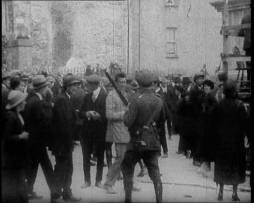 RECORD DATE NOT STATED Soldiers Breaking up Fights and Crowds at a Speech by Eamon De Valera, 1922. From Time to Remember - Sitting Still And Going Slowly, 1922 (Reel 4); a review of events in 1922 including Irish Troubles, war between Greece and Turkey and developments in aviation and radio. Copyright:xBritishxPathexLtd HeritagexImagesxBritishxPathexLtdx IMAGO, ! ACHTUNG: AUFNAHMEDATUM GESCHÄTZT!  Copyright:BritishxPathexLtd HeritagexImagesxBritishxPathexLtdx IMAGO