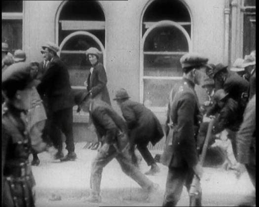 RECORD DATE NOT STATED Fights Erupting in the Irish Free State, 1922. From Time to Remember - Sitting Still And Going Slowly, 1922 (Reel 4); a review of events in 1922 including Irish Troubles, war between Greece and Turkey and developments in aviation and radio. Copyright:xBritishxPathexLtd HeritagexImagesxBritishxPathexLtdx IMAGO, ! ACHTUNG: AUFNAHMEDATUM GESCHÄTZT!  Copyright:BritishxPathexLtd HeritagexImagesxBritishxPathexLtdx IMAGO