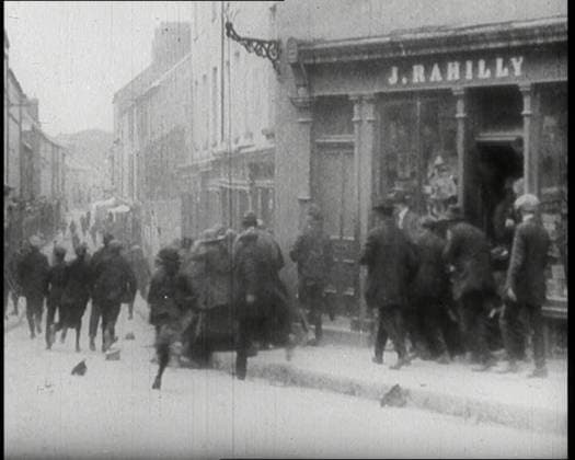 RECORD DATE NOT STATED Fights Erupting in the Irish Free State, 1922. From Time to Remember - Sitting Still And Going Slowly, 1922 (Reel 4); a review of events in 1922 including Irish Troubles, war between Greece and Turkey and developments in aviation and radio. Copyright:xBritishxPathexLtd HeritagexImagesxBritishxPathexLtdx IMAGO, ! ACHTUNG: AUFNAHMEDATUM GESCHÄTZT!  Copyright:BritishxPathexLtd HeritagexImagesxBritishxPathexLtdx IMAGO