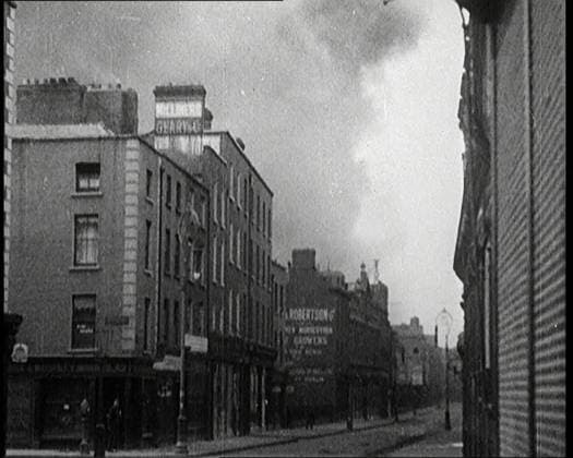 RECORD DATE NOT STATED Smoke Rising from an Explosion in Dublin, Irish Free State, 1922. From Time to Remember - Sitting Still And Going Slowly, 1922 (Reel 4); a review of events in 1922 including Irish Troubles, war between Greece and Turkey and developments in aviation and radio. Copyright:xBritishxPathexLtd HeritagexImagesxBritishxPathexLtdx IMAGO, ! ACHTUNG: AUFNAHMEDATUM GESCHÄTZT!  Copyright:BritishxPathexLtd HeritagexImagesxBritishxPathexLtdx IMAGO