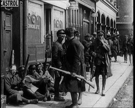 RECORD DATE NOT STATED Irish Soldiers Sitting in the Street and Tending to Their Injuries from Fighting in Dublin, 1922. From Time to Remember - Sitting Still And Going Slowly, 1922 (Reel 4); a review of events in 1922 including Irish Troubles, war between Greece and Turkey and developments in aviation and radio. Copyright:xBritishxPathexLtd HeritagexImagesxBritishxPathexLtdx IMAGO, ! ACHTUNG: AUFNAHMEDATUM GESCHÄTZT!  Copyright:BritishxPathexLtd HeritagexImagesxBritishxPathexLtdx IMAGO