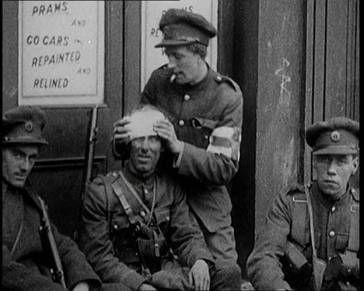 RECORD DATE NOT STATED Irish Soldiers Sitting in the Street and Tending to Their Injuries from Fighting in Dublin, 1922. From Time to Remember - Sitting Still And Going Slowly, 1922 (Reel 4); a review of events in 1922 including Irish Troubles, war between Greece and Turkey and developments in aviation and radio. Copyright:xBritishxPathexLtd HeritagexImagesxBritishxPathexLtdx IMAGO, ! ACHTUNG: AUFNAHMEDATUM GESCHÄTZT!  Copyright:BritishxPathexLtd HeritagexImagesxBritishxPathexLtdx IMAGO