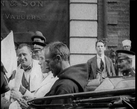 RECORD DATE NOT STATED An Irish Priest Talking to a Soldier in a Car, Trying to Bring Peace, 1922. From Time to Remember - Sitting Still And Going Slowly, 1922 (Reel 4); a review of events in 1922 including Irish Troubles, war between Greece and Turkey and developments in aviation and radio. Copyright:xBritishxPathexLtd HeritagexImagesxBritishxPathexLtdx IMAGO, ! ACHTUNG: AUFNAHMEDATUM GESCHÄTZT!  Copyright:BritishxPathexLtd HeritagexImagesxBritishxPathexLtdx IMAGO