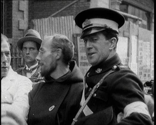 RECORD DATE NOT STATED An Irish Priest Talking to a Soldier in a Car, Trying to Bring Peace, 1922. From Time to Remember - Sitting Still And Going Slowly, 1922 (Reel 4); a review of events in 1922 including Irish Troubles, war between Greece and Turkey and developments in aviation and radio. Copyright:xBritishxPathexLtd HeritagexImagesxBritishxPathexLtdx IMAGO, ! ACHTUNG: AUFNAHMEDATUM GESCHÄTZT!  Copyright:BritishxPathexLtd HeritagexImagesxBritishxPathexLtdx IMAGO