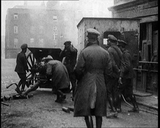 RECORD DATE NOT STATED Large Artillery Gun Being Fired in Dublin, 1922. From Time to Remember - Sitting Still And Going Slowly, 1922 (Reel 4); a review of events in 1922 including Irish Troubles, war between Greece and Turkey and developments in aviation and radio. Copyright:xBritishxPathexLtd HeritagexImagesxBritishxPathexLtdx IMAGO, ! ACHTUNG: AUFNAHMEDATUM GESCHÄTZT!  Copyright:BritishxPathexLtd HeritagexImagesxBritishxPathexLtdx IMAGO