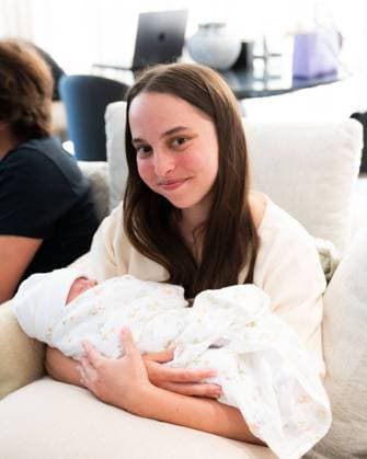 Bilder des Jahres 2024, Entertainment 08 August Entertainment Bilder des Tages Newborn Princess Iman, First Grand Child to Jordans King and Queen - Amman Princess Salma Bint Abdullah (daughter of King Abdullah and Queen Rania) holding her first niece, Princess Iman (Bint Al Hussein), born to her brother Crown Prince Hussein (or Al Hussain), and Princess Rajwa, at King Hussein Medical Centre hospital, in Amman, Jordan, on August 3, 2024. Photo by Balkis Press ABACAPRESS.COM Amman Jordan Copyright: xBalkisxPress ABACAx