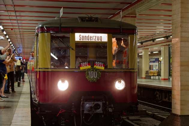 100 years of the Berlin S-Bahn 2024 08 08 Germany, Berlin 100 years of the Berlin S-Bahn The Historische S Bahn Berlin association is celebrating the anniversary with an Olympia BR ET 166 multiple unit train, largely restored to its original condition but equipped with modern safety technology, on the opening line of the Bernau Berlin electri
