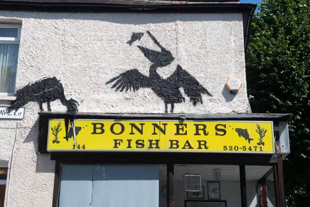 Bilder des Jahres 2024, Entertainment 08 August Entertainment Themen der Woche KW32 Entertainment Bilder des Tages Fifth New Banksy Artwork Unveiled at Walthamstow, London People take photos of Street Artist Banksy s fifth new artwork depicting two pelicans perched on the sign of Bonners Fish Bar in Walthamstow, London, England, UK on Friday 9 August, 2024., Credit:Justin Ng Avalon UK, England, London, Walthamstow Copyright: xJustinxNgx xAvalonx 0897331872