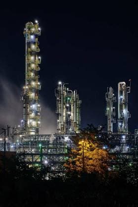 night time silhouette of oil refinery Schwedt producing fuel from russian oil pipe druschba, night time silhouette of oil refinery Schwedt producing fuel from russian oil pipe druschba, night time silhouette of oil refinery Schwedt producing fuel from russian oil pipe druschba, 15.04.2024, Copyright: xHenkx Panthermedia37093381.jpg