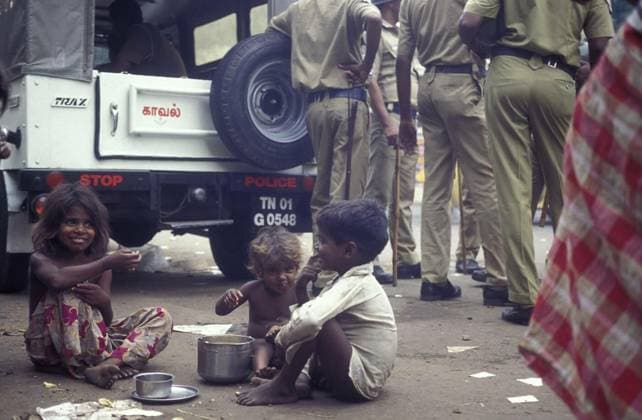 INDIA CHENNAI CITY POVRITY POLICE, poor children with some food in front of a group of police men on a square in the city of Chennai in Province Tamil Nadu in India. India, Chennai, April, 1998, poor children with some food in front of a group of police men on a square in the city of Chennai in Province Tamil Nadu in India. India, Chennai, April, 1998, 22.06.2024, Copyright: xAMNATx Panthermedia37484152.jpg