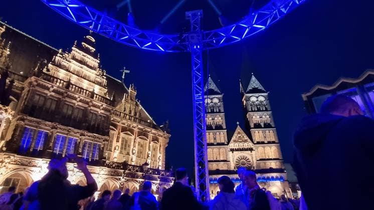 Bremens market square on the opening evening for the 35 Bremen Music Festival on August 17, 2024 under the motto Eine große Nachtmusik On the left, the historic town hall, next to Bremen Cathedral