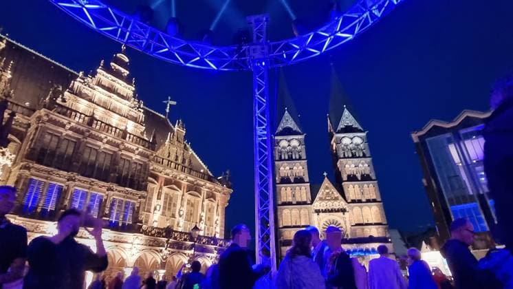 Bremens market square on the opening evening for the 35 Bremen Music Festival on August 17, 2024 under the motto Eine große Nachtmusik On the left, the historic town hall, next to Bremen Cathedral