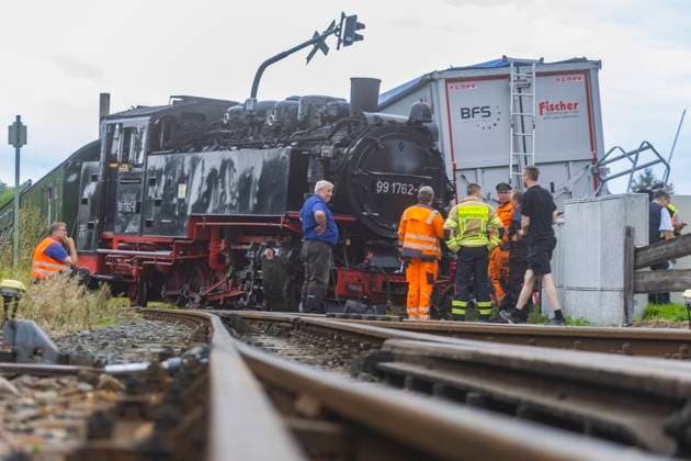 Locomotive accident Weißeritztalbahn A serious accident between a train of the Weißeritztalbahn and a truck from the district of Central Saxony occurred at the level crossing shortly before the Dippoldiswalde stop The steam locomotive, built in 1933, was pushed off the tracks, causing property damage amounting to millions of euros Loc