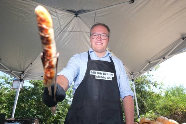 CDU Thuringia election campaign Election campaign with CDU top candidate Mario Voigt ahead of the state election in Thuringia Bratwurst barbecue during company visit to ETM International GmbH in Saalburg Ebersdorf
