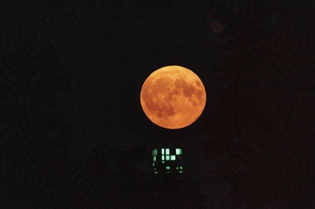 A super moon shines over the Atrium Tower in Berlin, 19 08 2024 Berlin Germany Copyright: xJulianexSonntag photothek.dex
