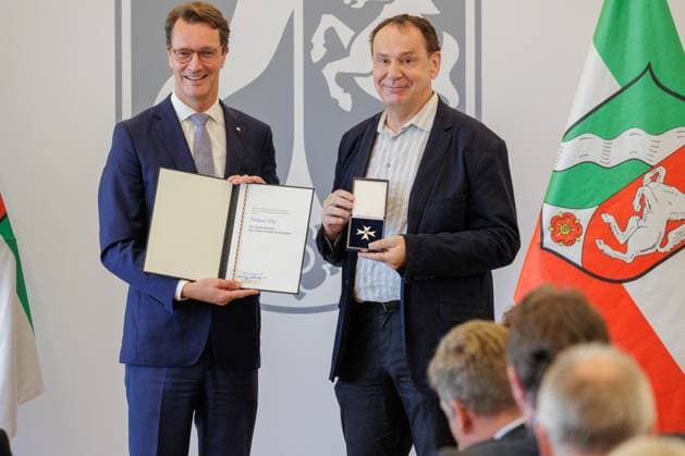 23 08 2024 Düsseldorf NRW Minister President Hendrik Wüst li awards the Order of Merit of the State