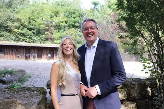 Ministerpraesident Alexander Schweitzer at the zoo 25 08 2024, Germany, Annweiler am Trifels, Ministerpraesident Alexander Schweitzer, SPD, here, ceremony 120 years zoo landau, with the Landau wine princess Jasmin Handke, The Southern Palatinate region wanted to abolish the female wine princesses Landau in der Pfalz Rhineland Palatinate Germany