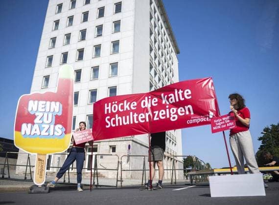 2024 STATE ELECTION THURINGIA THURINGIAN STATE ELECTION FOR EDITORIAL PURPOSES ONLY p 01 09 2024 Erfurt 2024 State Election Thuringia Voting in the photo Demonstrators in the afternoon in front of the Thuringian State Parliament Germany Thuringia Erfurt Copyright SaschaxFromm Copyright: SaschaxFromm doc7wzu1b7ukcoj4cbajt ,EDITORIAL USE ONLY Copyright: SaschaxFromm