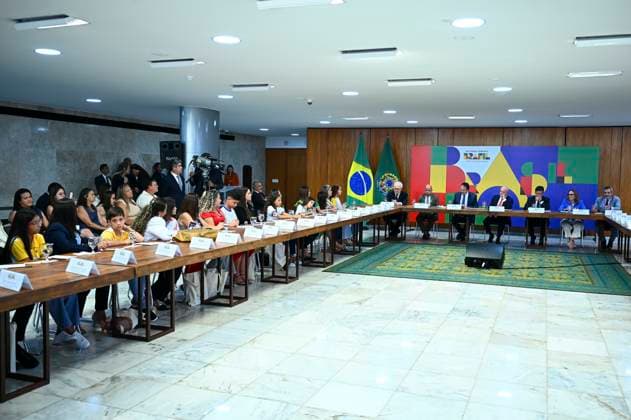 Brazilian President Luiz Inacio Lula Da Silva Congratulates The Best Schools In Brazil. The President of Brazil Luiz Inacio Lula da Silva and the Minister of Education Camilo Santana take part in the ceremony to recognize the IDEB Grade 10 schools at the Planalto Palace in Brasilia, Brazil, on September 4, 2024. Brasilia DIstrito Federal Brazil  Copyright: xTonxMolinax originalFilename: molinaneto-brazilia240904_npBhH