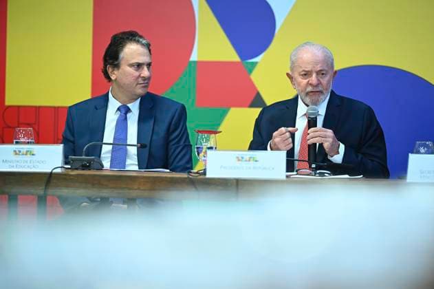 Brazilian President Luiz Inacio Lula Da Silva Congratulates The Best Schools In Brazil. The President of Brazil Luiz Inacio Lula da Silva and the Minister of Education Camilo Santana take part in the ceremony to recognize the IDEB Grade 10 schools at the Planalto Palace in Brasilia, Brazil, on September 4, 2024. Brasilia DIstrito Federal Brazil  Copyright: xTonxMolinax originalFilename: molinaneto-brazilia240904_npOgx