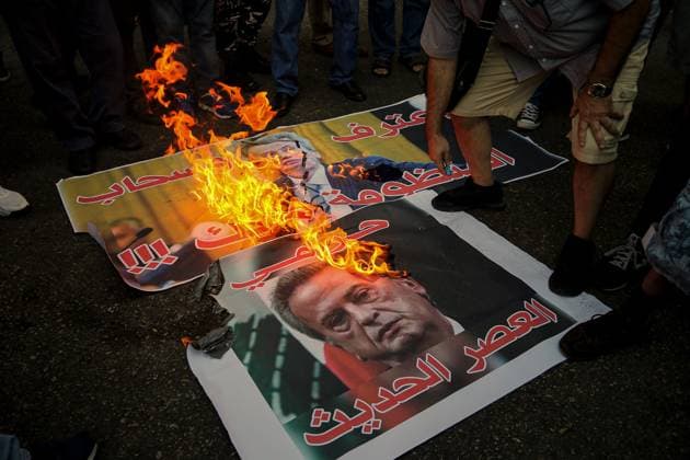 September 5, 2024, Beirut, Beirut, Lebanon: Depositors burn the pictures of LebanonÃ¢â‚¬â ¢s former central bank governor Riad Salameh outside the countryÃ¢â‚¬â ¢s judiciary palace in Beirut. Scores of Lebanese depositors gathered outside the magistrates demanding the trial of Salameh, who was arrested over embezzlement, money-laundering and fraud. Beirut Lebanon - ZUMAn313 20240905_zip_n313_003 Copyright: xMarwanxNaamanix