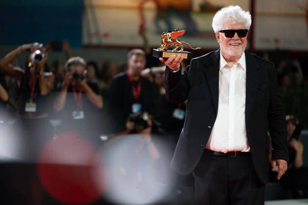 Bilder des Jahres 2024, Entertainment 09 September Entertainment Themen der Woche KW36 2024 Winners Photocall - The 81st Venice International Film Festival Pedro Almodovar poses with the Golden Lion Award during the 81st Venice International Film Festival at Palazzo del Cinema in Venice, Italy, on September 7, 2024. Venice Italy  Copyright: xLucaxCarlinox originalFilename: carlino-notitle240907_npvqI.jpg