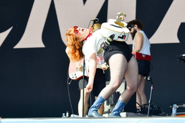 Entertainment Music, Lollapalooza Berlin 2024 08 09 2024, xdanx, Entertainment Music, Lollapalooza Berlin 2024, v l The singer CMAT on stage at the Lollapalooza Festival in Berlins Olympiastadion The eighth edition of the music festival will take place on the weekend of September 7 and 8, 2024 at the Olympiastadion and Olympiapark in Berlin Berlin Copyright: xDanielxLakomskix