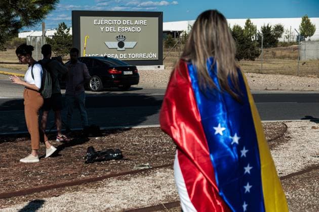 Bilder des Jahres 2024, News 09 September News Themen der Woche KW36 News Bilder des Tages Venezuelans wait for the arrival of Edmundo González to Spain Several Venezuelans wait outside the Torrejón Air Base, on September 8, 2024, in Torrejón de Ardoz, Madrid Spain The Spanish government has informed this Sunday, September 8, 2024, that it will take in as political asylum the Venezuelan opponent Edmundo González Urrutia, who has already left Caracas in a Spanish Air Force plane, that it will receive as political asylum the Venezuelan opponent Edmundo González Urrutia, who has already left Caracas in a Spanish Air Force plane 08 SEPTEMBER 2024 Carlos Lujá Torrejon de Ardoz Madrid Torrejon de Ardoz Madrid Espana Copyright: xCarlosxLujanx 6198519