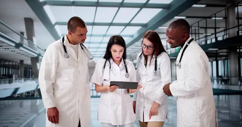 IMAGO Creative, Diversity, Pflege im Krankenhaus Standing Doctor Teamwork In Hospital, Standing Doctor Teamwork In Hospital. Modern Young Team, Standing Doctor Teamwork In Hospital. Modern Young Team model released, Symbolfoto , 01.09.2024, Copyright: xAndreyPopovx Panthermedia37805622.jpg