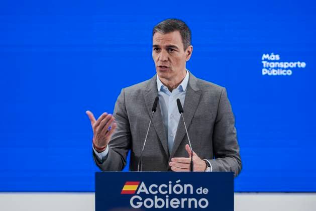 Spanish Prime Minister Pedro Sánchez in Madrid, Spain - 12 Sep 2024 Spanish Prime Minister, Pedro Sanchez presented the new campaign titled Public transport, do you get it? aimed at promoting the use of public transport. The event was also attended by the Minister of Transport and Sustainable Mobility, Oscar Puente. This initiative is part of the government s efforts to encourage more sustainable mobility, reducing the use of private vehicles, thereby lowering emissions and easing traffic congestion in major cities. Madrid Spain Copyright: xGuillermoxGutierrezxCarrascalx xSOPAxImagesx 2024_09_12_PS_Transporte_05