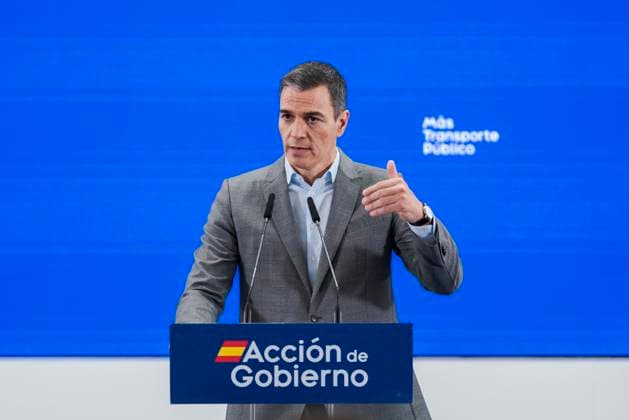 Spanish Prime Minister Pedro Sánchez in Madrid, Spain - 12 Sep 2024 Spanish Prime Minister, Pedro Sanchez presented the new campaign titled Public transport, do you get it? aimed at promoting the use of public transport. The event was also attended by the Minister of Transport and Sustainable Mobility, Oscar Puente. This initiative is part of the government s efforts to encourage more sustainable mobility, reducing the use of private vehicles, thereby lowering emissions and easing traffic congestion in major cities. Madrid Spain Copyright: xGuillermoxGutierrezxCarrascalx xSOPAxImagesx 2024_09_12_PS_Transporte_09