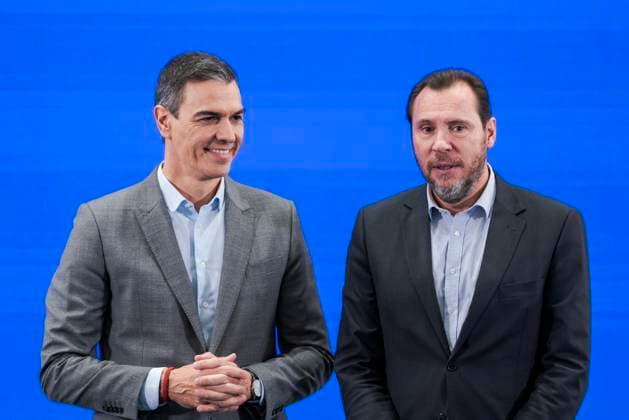 Spanish Prime Minister Pedro Sánchez in Madrid, Spain - 12 Sep 2024 Spanish Prime Minister, Pedro Sanchez (L) seen after the launch of the new campaign titled Public transport, do you get it? aimed at promoting the use of public transport. The event was also attended by the Minister of Transport and Sustainable Mobility, Oscar Puente. This initiative is part of the government s efforts to encourage more sustainable mobility, reducing the use of private vehicles, thereby lowering emissions and easing traffic congestion in major cities. Madrid Spain Copyright: xGuillermoxGutierrezxCarrascalx xSOPAxImagesx 2024_09_12_PS_Transporte_12