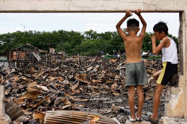 Bilder des Jahres 2024, News 09 September News Themen der Woche KW37 News Bilder des Tages Philippinen, Schäden nach Feuer in Wohngebiet in Bacoor Huge Fire In Philippines Engulfed Nearly 800 Homes, Displacing Families Two children survey the rubble of damaged houses following a huge fire that engulfs at least 800 houses in Bacoor, Cavite, the Philippines, on September 12, 2024. The fire breaks out in the early hours of September 10 and displaces nearly 1,000 families, with many living in poverty being forced to take shelter in nearby evacuation centers where assistance and relief efforts are given to the affected people. The accident occurs in a densely populated compound, where houses mainly made of iron sheets, wood, and combustible materials are built within narrow streets, which, according to local media reports, makes it difficult for rescuers to conduct emergency operations. Th Copyright: xCengxShouxYix originalFilename: ceng-hugefire240912_nplgr.jpg