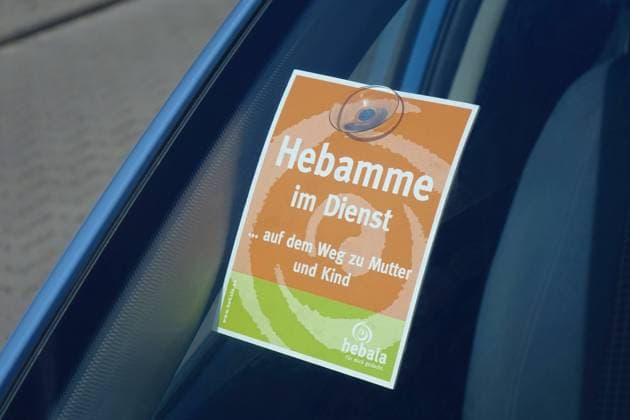 Sign Hebamme im Dienst Sign Hebamme im Dienst, 12 09 2024 Borkwalde, Brandenburg, In a car there is a sign with the lettering Hebamme im Dienst