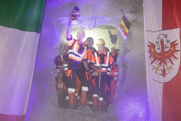 Pfons 17 09 2024, Sillschlucht, Pfons, AUT, Brenner Base Tunnel, Media event, Breakthrough ceremony for construction lots H41 Sillschlucht Pfons and H21 Sillschlucht , in the picture Brenner Base Tunnel miners after successful breakthrough during the Breakthrough ceremony for construction lots H41 Sillschlucht Pfons and H21 Sillschlucht Sillschlucht in Pfons, Austri  EP_gro