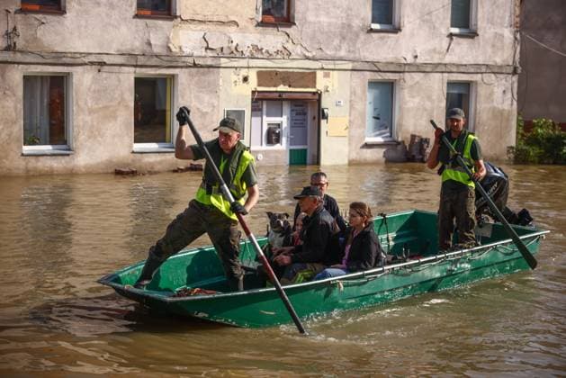 News Bilder des Tages Floods In Poland Residents are being evacuated by emergency workers after Nysa Klodzka river flooded town of Lewin Brzeski in southwestern Poland, on September 17th, 2024. Storm Boris has caused rivers to burst banks in southern and southwest regions of Poland. Prime Minister of Poland declared a state of natural disaster in affected areas. Lewin Brzeski Poland  Copyright: xBeataxZawrzelx originalFilename: zawrzel-floodsin240917_npvPe.jpg