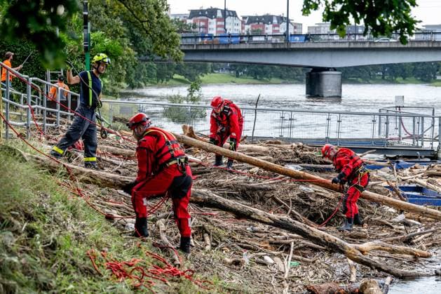 News Bilder des Tages Firefighters clear driftwood after floods at a pier in front of the Wonka Bridge at Labe River, in Pardubice, Czech Republic, on September 18, 2024. (CTKxPhoto DavidxTanecek) CTKPhotoP2024091805362  CTKPhotoP2024091805362