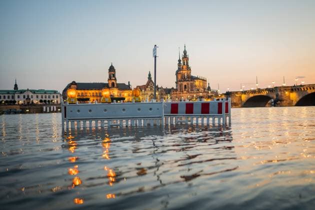 HIGH WATER IN DRESDEN 19 09 2024 Dresden A barrier on the Elbe cycle path is in flood water Behind it you can see the Augustus Bridge, the Brühl Terraces and the Dresden Court Church The Elbe in Dresden is flooding on September 19, 2024
