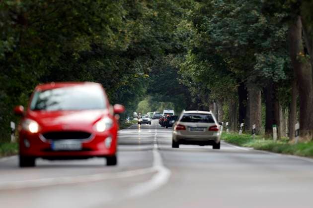 Cars driving on a country road near Cologne Since 01 January 2022, an amount of 0.30 euros per kilometer has been used to calculate the commuter allowance From the 21st kilometer, an amount of 0.38 euros applies Themed image, symbolic image Cologne, 24 09 2024 NRW Germany Copyright: xChristophxHardtx