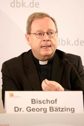 Georg Bätzing at the press conference in preparation for the World Synod in Rome at the autumn plenary meeting of the German Bishops Conference in the Fulda Cathedral Parish Center, 24 09 2024 Foto:xP.xBackx xFuturexImagex pressegespraech_dbk_4934