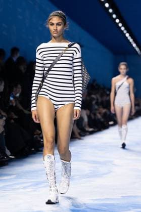 Entertainment Bilder des Tages PFW - Dior Runway A model walks the runway during the Christian Dior Womenswear Spring-Summer 2025 show as part of Paris Fashion Week on September 24, 2024 in Paris, France. Photo by Laurent Zabulon ABACAPRESS.COM Paris France Copyright: xZabulonxLaurent ABACAx