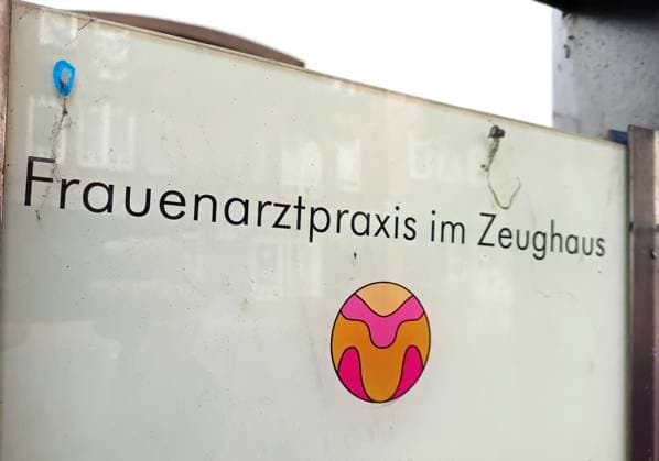 Practice sign of a gynecologist who also offers obstetrics in an arsenal in Lower Saxony